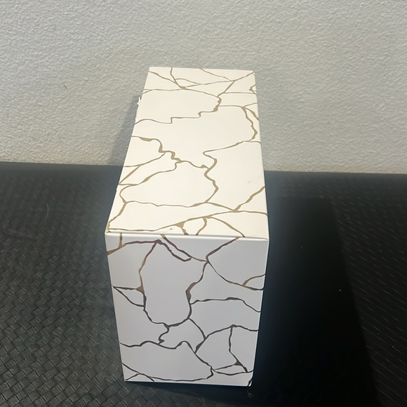 One authentic Yves Saint Laurent 2023 display retail box - Picture 5 of 7